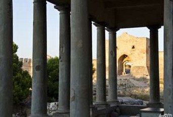 Columnas junto a las murallas del Castillo de Sagunto